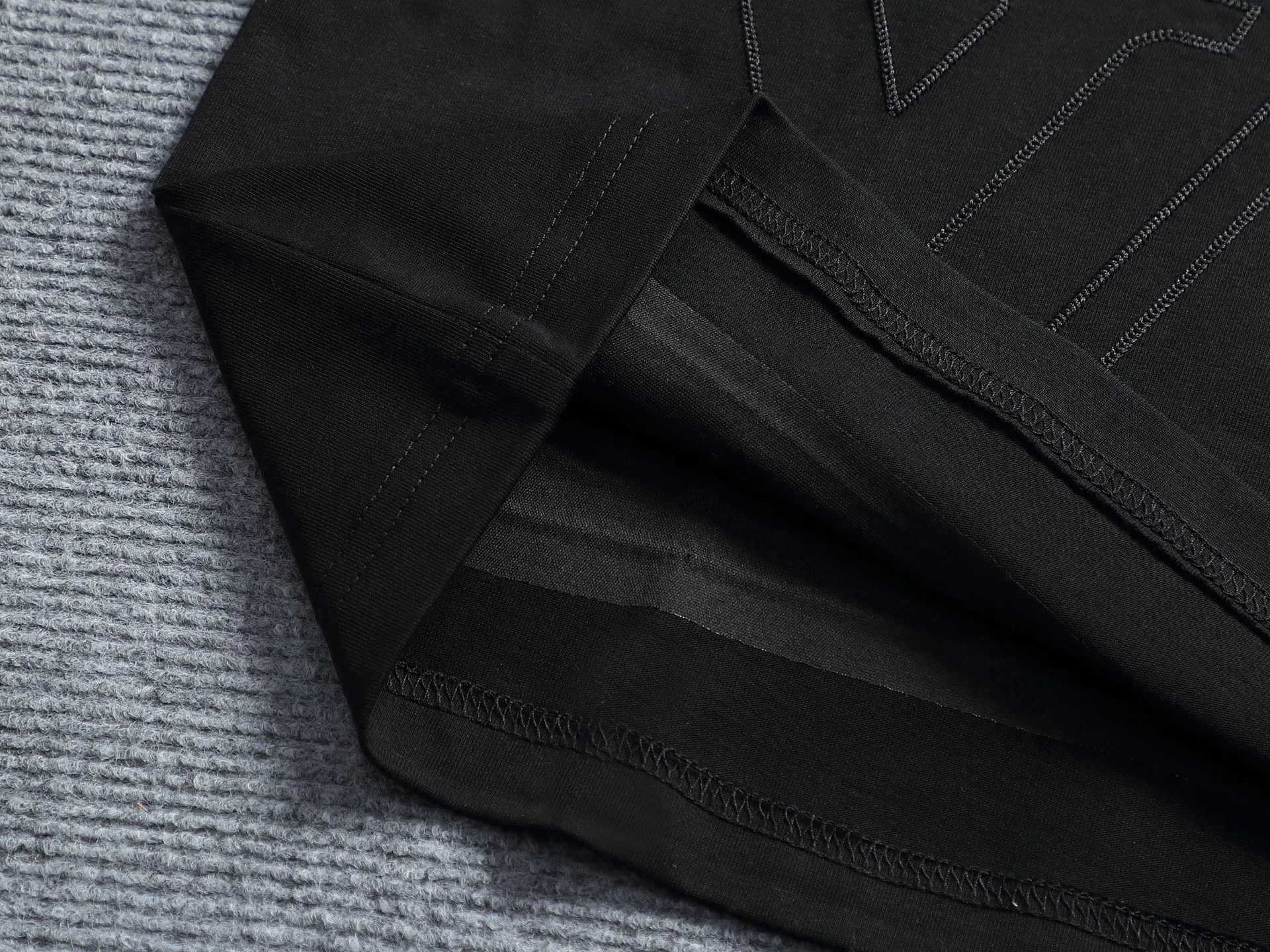 🅿️220 Louis Vuitton/Louis Vuitton The large logo is exquisitely upgraded, inspired by the retro embroidery of the 1980s. The original fabric is the same as the official short-sleeved T-shirt 320 grams. The fabric is dyed in the same vat. It feels very comfortable. The latest brick cabinet synchronization for spring and summer. Fashionable and personalized. Super versatile and good-looking. Very suitable for both men and women. A must-have for everyone. Hang tag. Collar label. Washed wheat. Three labels are complete. Color: black white. Size: S M L XL